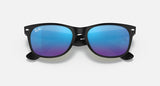 RAY-BAN : New Wayfarer Flash, Lunettes de soleil Carrée en Caoutchouc noir mat bleu flash , RB2132 622/17 55