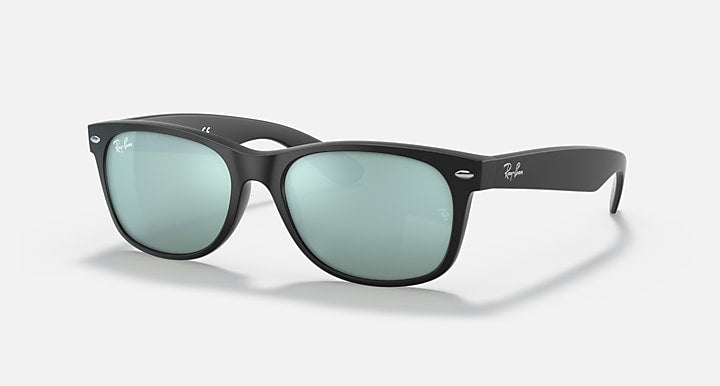 RAY-BAN : New Wayfarer Flash, Lunettes de soleil Carrée en Caoutchouc noir mat bleu flash , RB2132 622/30 55