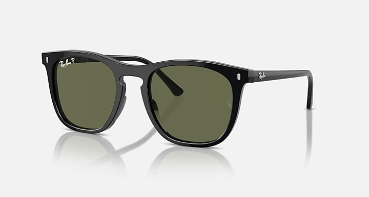RAY-BAN : RB 2210 — Lunettes en propionate noir poli carré avec lentilles verte polarisées | RB2210 901/58 53-21
