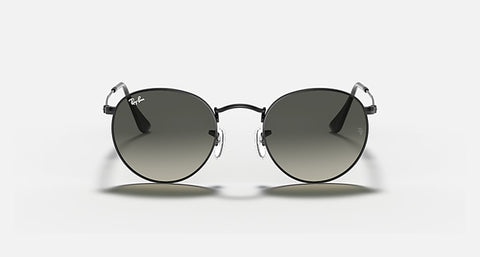 RAY-BAN : ROUND FLAT LENSES en Noir poli et lentilles dégradé gris | Rb3447n 002/71